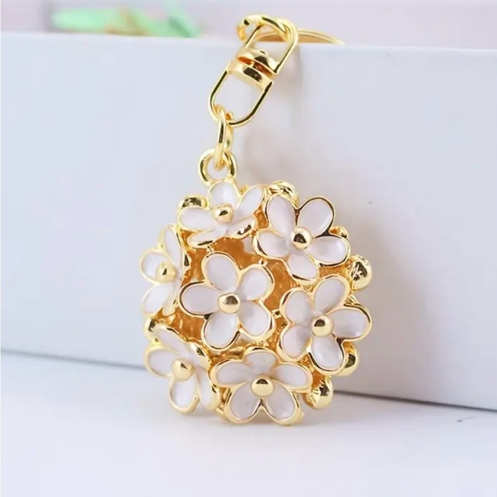 Daisy Bag Charm - Picture 2 of 3